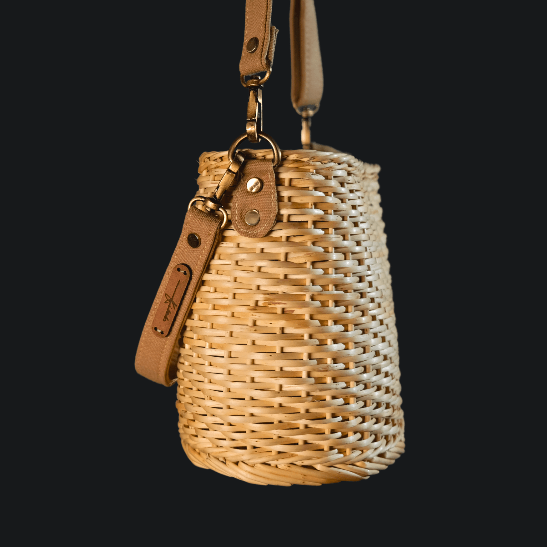 Eco-Chic Kuri Wicker Bag: Fashion Meets Functionality